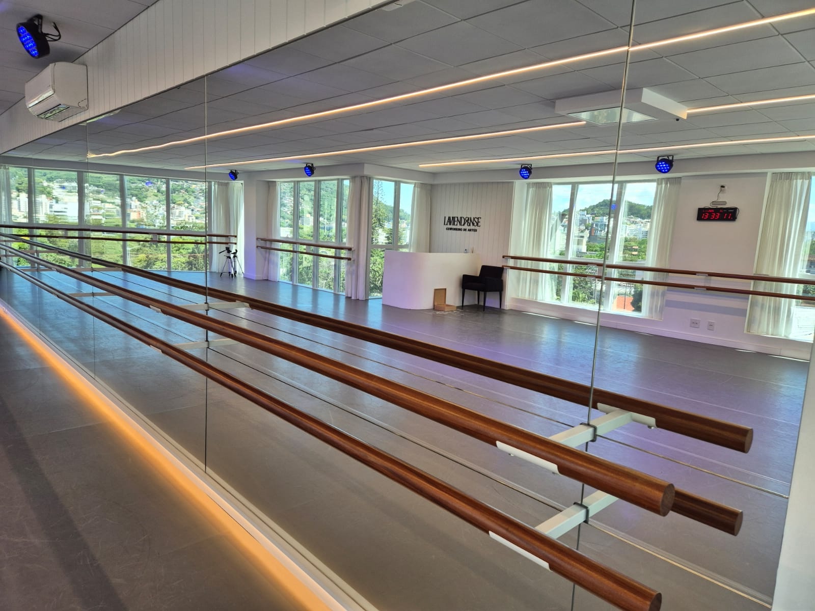 Vista lateral da sala com espelhos